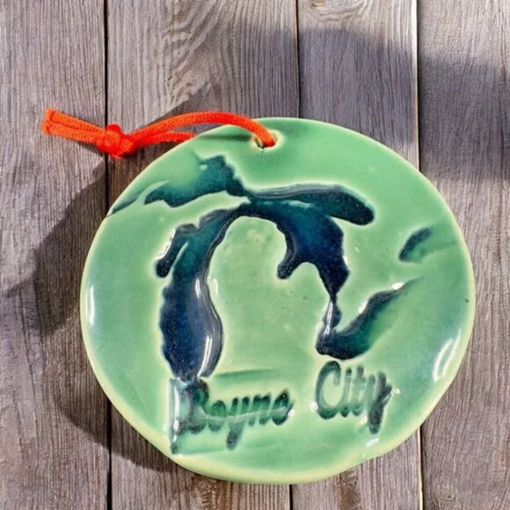Vintage RT Ceramics Boyne City Round Wall Hanging Plaque‎ Ornament Figure VTG